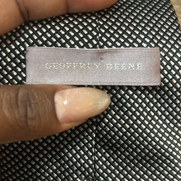 Geoffrey Beene Black and Gray Patterned Tie - Picture 2 of 2